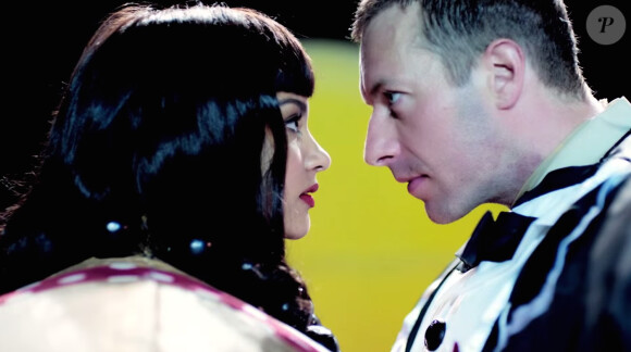 Image du clip "True Love" de Coldplay, août 2014. Avec l'actrice Jessica Lucas.