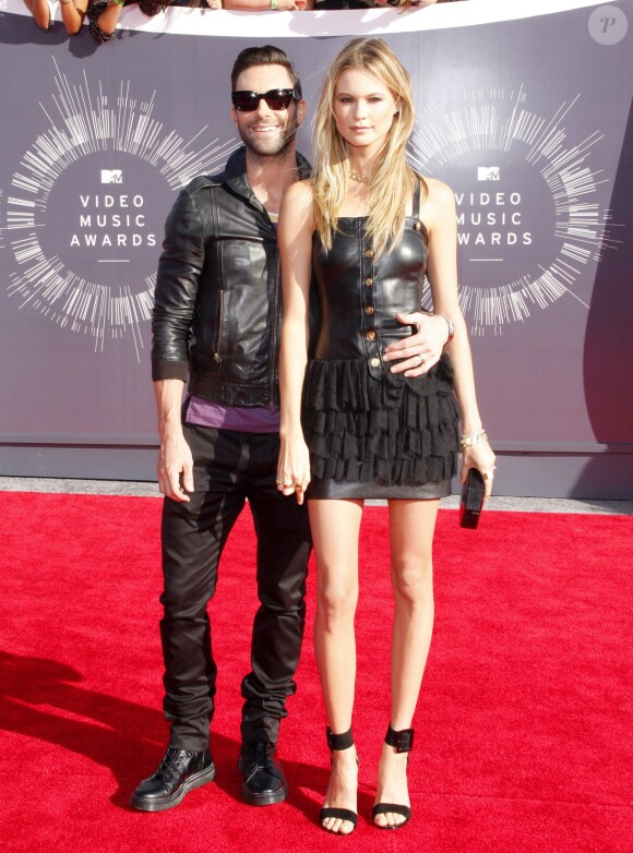 Adam Levine et Behati Prinsloo assistent aux MTV Video Music Awards 2014 au Forum. Inglewood, le 24 août 2014.