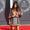 Kim Kardashian assiste aux MTV Video Music Awards 2014 au Forum, habillée d'un ensemble poncho-mini jupe et de bottines Balmain. Inglewood, le 24 août 2014.
