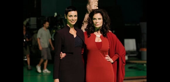 En 2011, la terrifiante Diana faisait son grand come-back dans la série V. Jane Badler pose avec Morena Baccarin qui incarne Anna, nouvelle chef des visiteurs.