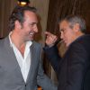 Jean Dujardin et George Clooney lors du photocall du film Monuments Men à l'hôtel Bristol à Paris le 12 février 2014.