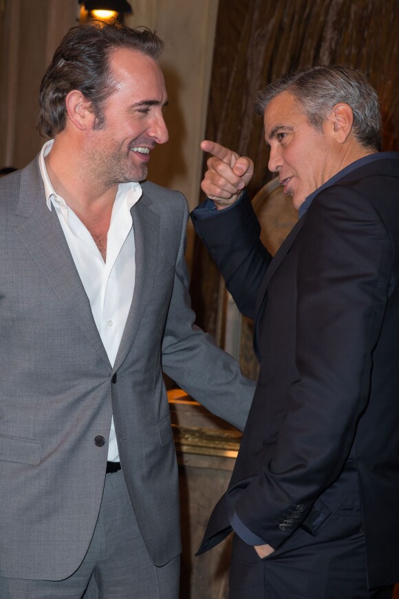 Jean Dujardin et George Clooney lors du photocall du film Monuments Men à l'hôtel Bristol à Paris le 12 février 2014.