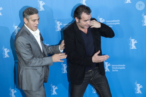 George Clooney et Jean Dujardin lors du photocall du film 'The Monuments Men', au 64e Festival International du Film de Berlin, le 8 février 2014.
