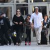 Angelina Jolie et Brad Pitt arrivent à l'aéroport de Los Angeles avec leurs enfants Zahara et Maddox en provenance de Londres, le 14 juin 2014. Le mariage du couple a eu lieu en France le 23 août 2014.