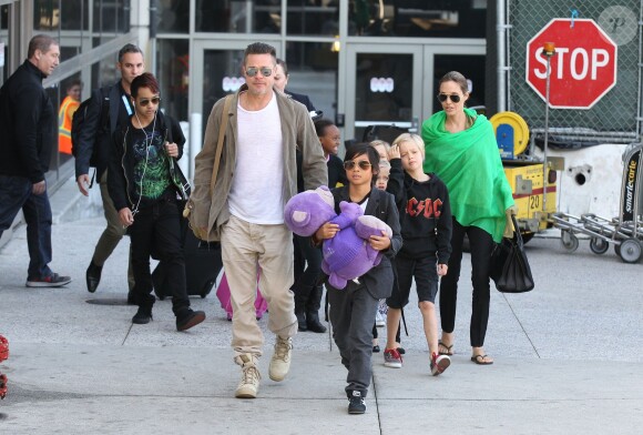 Brad Pitt et Angelina Jolie arrivent à l'aéroport de Los Angeles en provenance d'Australie avec leurs enfants, le 5 février 2014. Le mariage du couple a eu lieu en France le 23 août 2014.