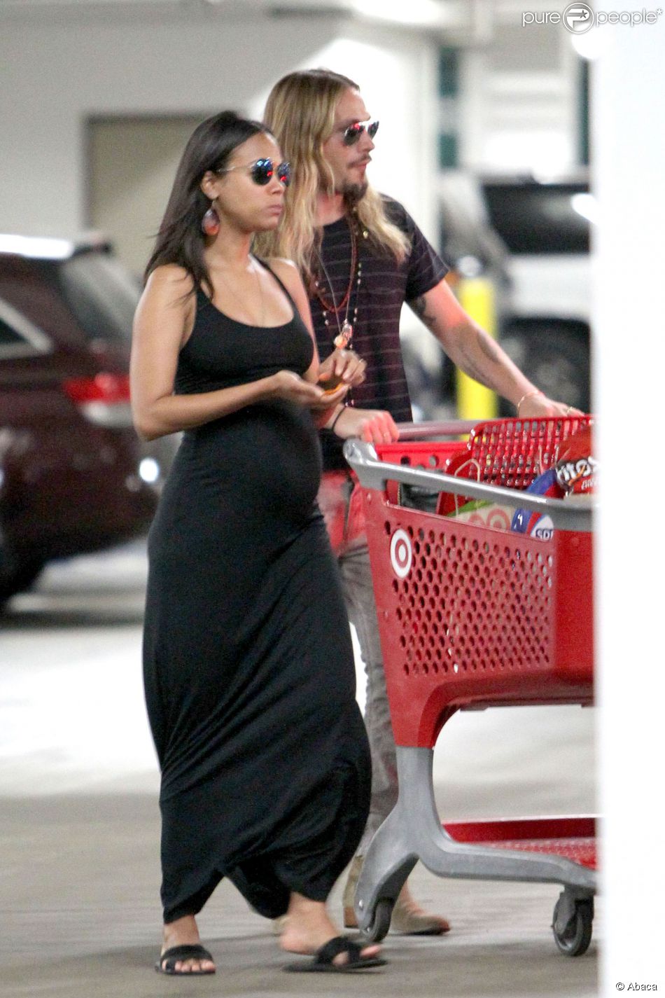 Zoe Saldana fait des courses avec son mari Marco Perego, le 24 août 2014 à Los Angeles.