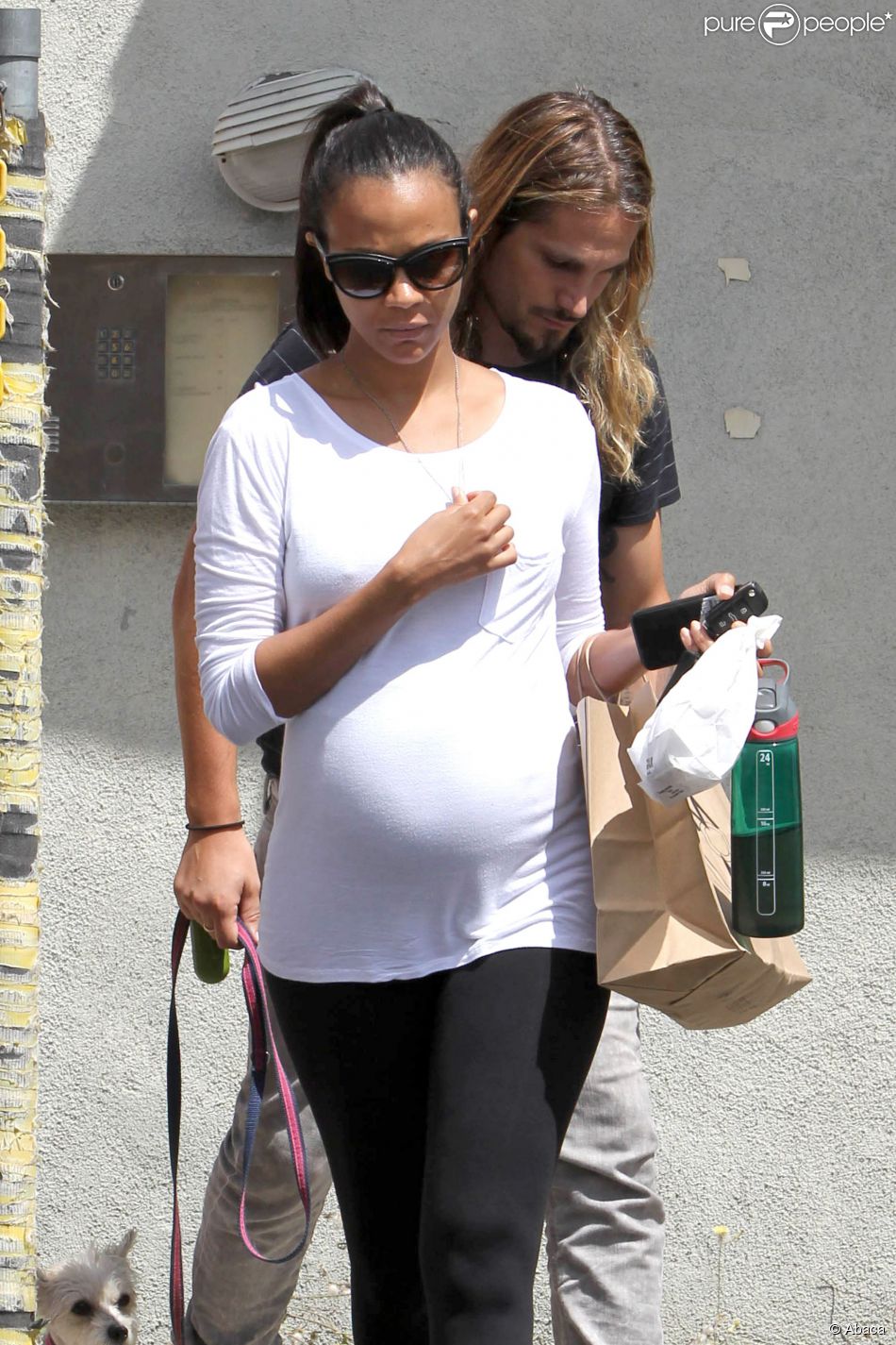 Zoe Saldana et son mari Marco Perego se rendent chez Mom&#039;s The Word à West Hollywood, Los Angeles, le 25 août 2014.