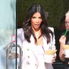 Kim Kardashian quitte la boutique Menchie's à Calabasas. Le 28 août 2014.