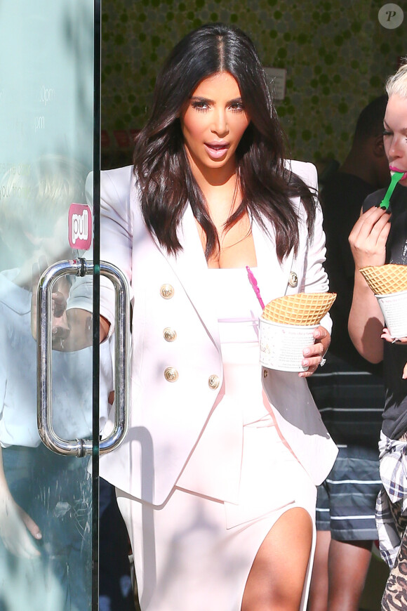 Kim Kardashian quitte la boutique Menchie's à Calabasas. Le 28 août 2014.