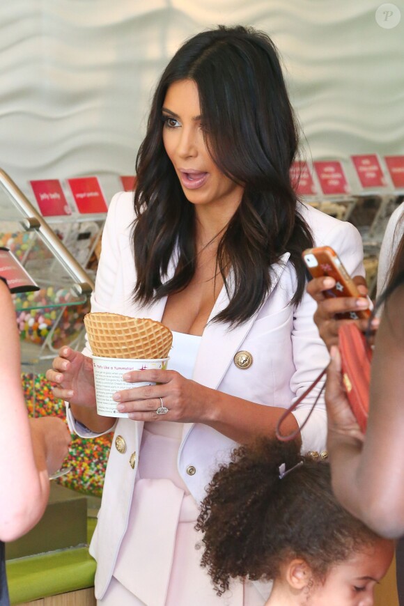 Kim Kardashian, stylée et gourmande, commande une glace dans la boutique Menchie's à Calabasas. Le 28 août 2014.
