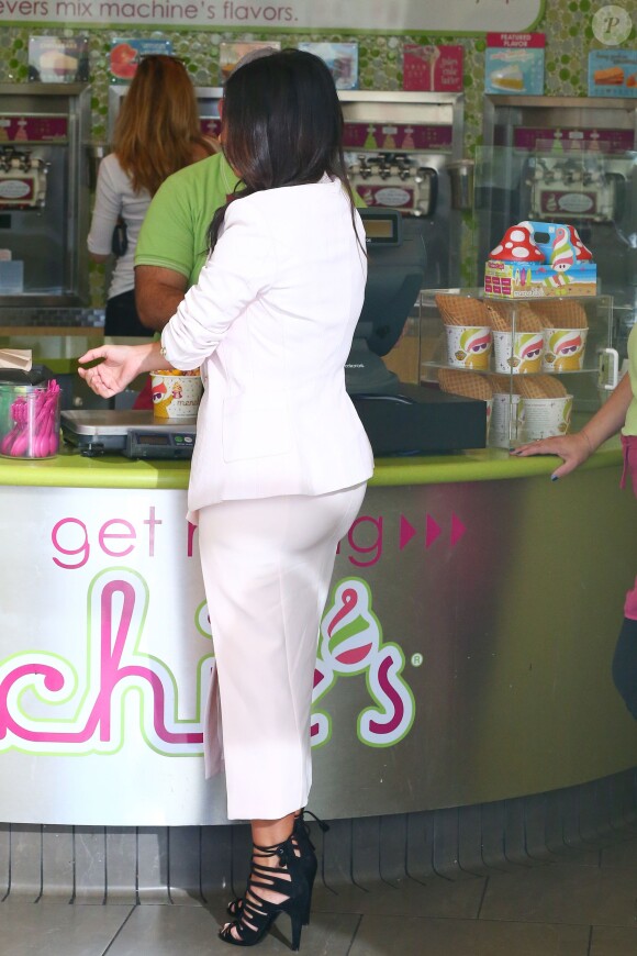 Kim Kardashian, stylée et gourmande, commande une glace dans la boutique Menchie's à Calabasas. Le 28 août 2014.