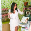 Kim Kardashian, stylée et gourmande, commande une glace dans la boutique Menchie's à Calabasas. Le 28 août 2014.
