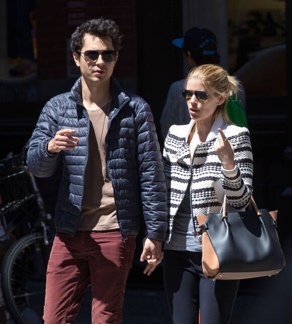 Kate Mara et son compagnon Max Minghella se promènent à New York le 5 mai 2014.