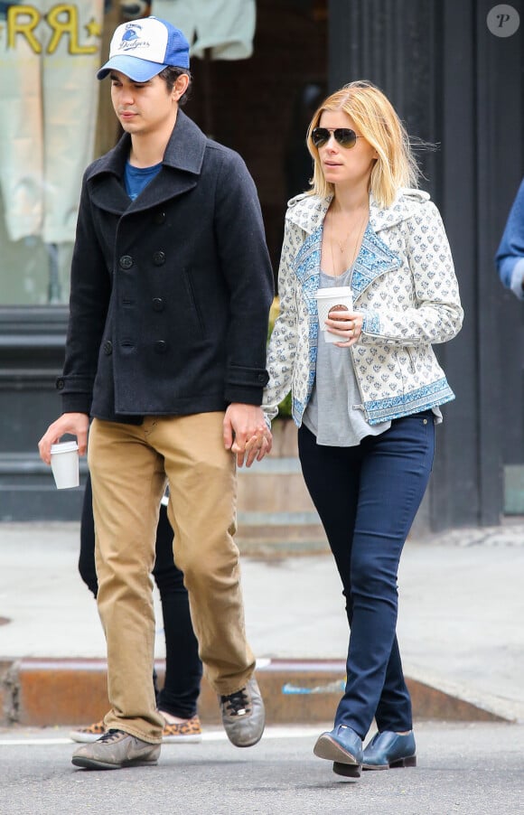 Kate Mara et son petit ami Max Minghella se promènent à New York, le 4 mai 2014.