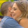 Sara colle sans arrêt Steph dans "Secret Story 8", le 30 août 2014.
