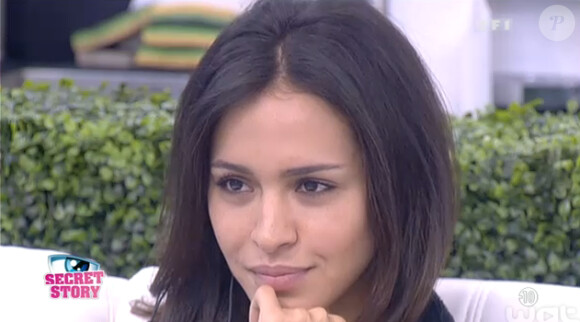 Aymeric dévoile aux habitants, sous le regard ému de Leila, comment est né sa relation amoureuse avec la jeune femme dans "Secret Story 8" (TF1). Le 31 août 2014.