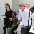  Angelina Jolie et Brad Pitt arrivent &agrave; l'a&eacute;roport de Los Angeles avec leurs enfants Zahara et Maddox en provenance de Londres, le 14 juin 2014. 