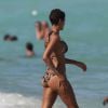 Nicole Murphy, craquante en bikini, profite d'une journée ensoleillée sur une plage de Miami. Le 1er septembre 2014.