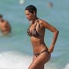 La sexy Nicole Murphy profite d'une journée ensoleillée sur une plage de Miami. Le 1er septembre 2014.