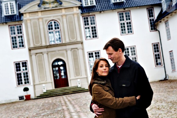 La princesse Marie et le prince Joachim de Danemark posent devant le château de Schackenborg, à Moegeltoender, le 24 avril 2008, peu avant leur mariage.