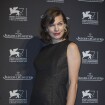 Milla Jovovich, enceinte : Son baby bump brille à Venise !