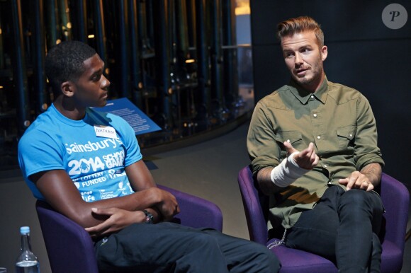 David Beckham portait un impressionant plâtre lors d'une session de motivation avec de jeunes athlètes britanniques, avant les Sainsbury's 2014 School Games dont ils sont les ambassadeurs, au Musée de Londres le 2 septembre 2014