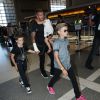 David Beckham a l'aéroport LAX de Los Angeles, avec ses enfants Romeo, Cruz et Harper avant de s'envoler pour Londres, le 29 août 2014