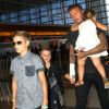 David Beckham, bandage à la main, à l'aéroport LAX de Los Angeles, avec ses enfants Romeo, Cruz et Harper avant de s'envoler pour Londres, le 29 août 2014
