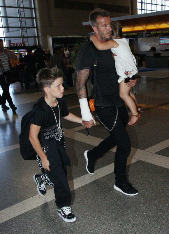 David Beckham a l'aéroport LAX de Los Angeles, avec ses enfants Romeo, Cruz et Harper avant de s'envoler pour Londres, le 29 août 2014