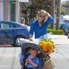 Ali Larter, enceinte, et son fils Theodore dans les rues de West Hollywood, le 31 août 2014.