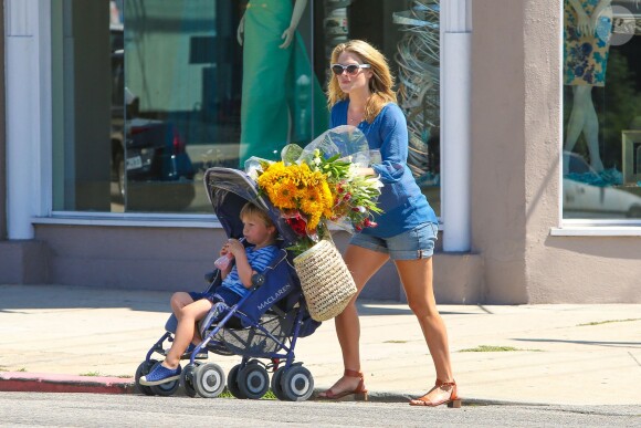 Ali Larter, enceinte, et son fils Theodore à West Hollywood, le 31 août 2014.