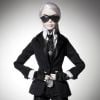 Barbie adopte le look de Karl Lagerfeld ! Barbie Lagerfeld sera disponible dès le 29 septembre.