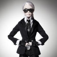 Karl Lagerfeld présente sa nouvelle protégée : une Barbie !