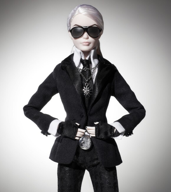 Barbie adopte le look de Karl Lagerfeld ! Barbie Lagerfeld sera disponible dès le 29 septembre.