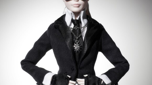 Karl Lagerfeld présente sa nouvelle protégée : une Barbie !