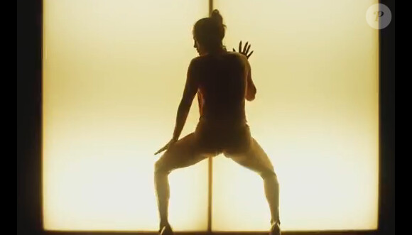 Jennifer Lopez secoue son célèbre popotin dans "Booty", son clip avec Iggy Azalea dévoilé le 4 septembre 2014.