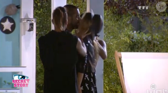 Anaïs et Eddy entrent dans la Maison des Secrets et forcent Sara et Steph à s'embrasser. "Secret Story 8" sur TF1, le 5 septembre 2014.