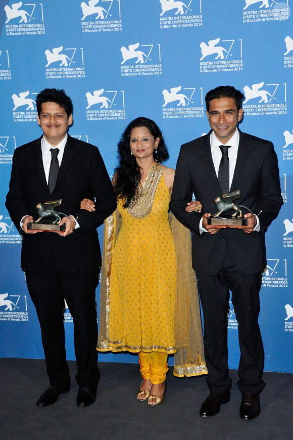 Vivek Gomber,  Geetanjali Kulkarni et le réalisateur Chaitanya Tamhane de 'Court' lors de la remise des prix de la 71e Mostra de Venise le 6 septembre 2014