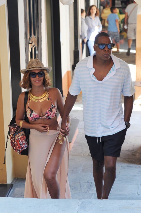 Beyoncé et Jay-Z, très amoureux, se promènent dans les rues de Portofino le 6 septembre 2014.