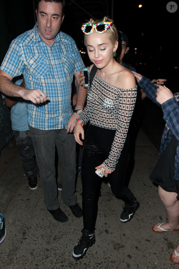Miley Cyrus pose avec ses fans à New York, le 6 septembre 2014. 