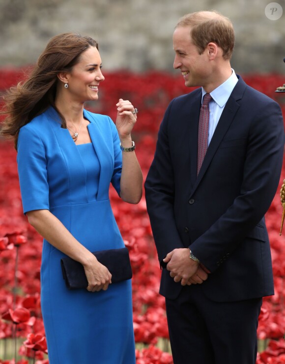 Kate Middleton et le prince William à la Tour de Londres le 5 août 2014. Le duc et la duchesse de Cambridge attendent leur 2e enfant, a annoncé le 8 septembre 2014 la monarchie britannique.