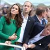 Kate Middleton et le prince William avec le prince Harry à l'arrivée de la première étapte du Tour de France le 5 juillet 2014. Le duc et la duchesse de Cambridge attendent leur 2e enfant, a annoncé le 8 septembre 2014 la monarchie britannique.