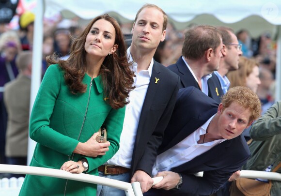 Kate Middleton et le prince William avec le prince Harry à l'arrivée de la première étapte du Tour de France le 5 juillet 2014. Le duc et la duchesse de Cambridge attendent leur 2e enfant, a annoncé le 8 septembre 2014 la monarchie britannique.