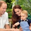 Kate Middleton et le prince William avec leur fils le prince George le 2 juillet 2014 au Musée d'histoire naturelle de Londres. Le duc et la duchesse de Cambridge attendent leur second enfant, a-t-il été annoncé le 8 septembre 2014.