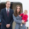 Kate Middleton et le prince William avec le prince George lors de leur départ d'Australie le 25 avril 2014. Le duc et la duchesse de Cambridge attendent leur second enfant, a-t-il été annoncé le 8 septembre 2014.