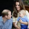 Le prince William et Kate Middleton avec leur fils le prince George au zoo de Taronga à Sydney, le 20 avril 2014. Le duc et la duchesse de Cambridge attendent leur 2e enfant pour le premier trimestre 2015.