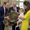 Le prince William et Kate Middleton avec leur fils le prince George qui reçoit un wombat en peluche à Sydney, le 20 avril 2014. Le duc et la duchesse de Cambridge attendent leur 2e enfant pour le premier trimestre 2015.