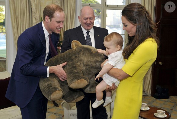 Le prince William et Kate Middleton avec leur fils le prince George qui reçoit un wombat en peluche à Sydney, le 20 avril 2014. Le duc et la duchesse de Cambridge attendent leur 2e enfant pour le premier trimestre 2015.