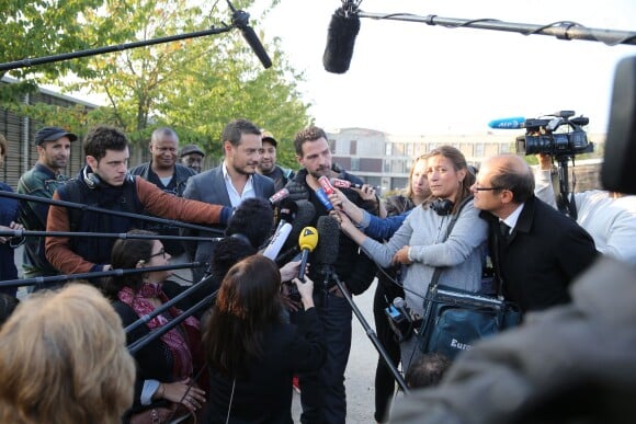 Jérôme Kerviel face aux journalistes après avoir quitté la prison de Fleury-Mérogis, le 8 septembre 2014 au matin.