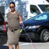 Zoe Saldana, enceinte, promène son chien à Hollywood, le 5 septembre 2014.